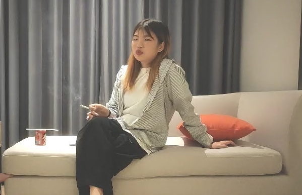 出车祸撞了人出来卖逼还债深夜约炮1000块的高中兼职学生妹