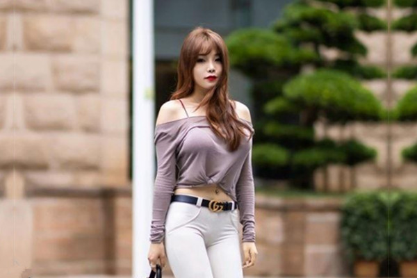 网恋新人良家三天奔现伸进内裤摸骚逼转战床上后入爆操满身大汗