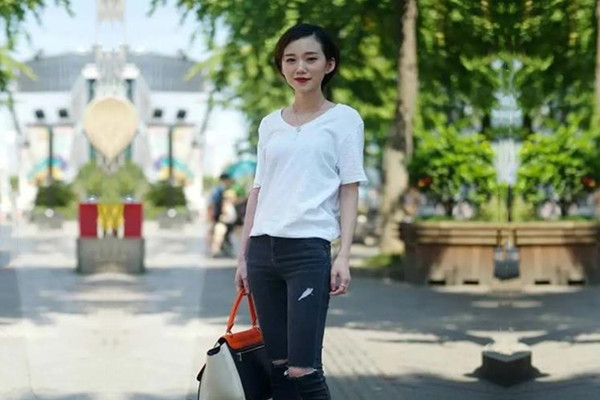 顺哥约操骚女伸进内裤摸b手指插入扣弄肥臀骑乘位扭来扭去