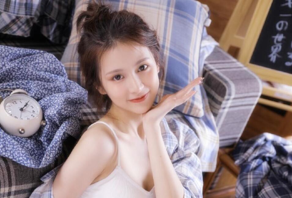 奶子粉嫩漂亮的98年大学美女裸体睡觉时被回来的男友看见忍不住诱惑上前玩弄性感美逼迷迷糊糊被他爆插看上去真嫩