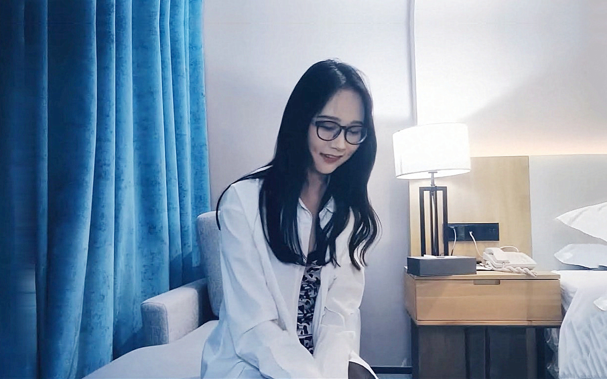 性感包臀裙眼镜御姐穿上女仆装黑丝自摸猛操搞了两炮