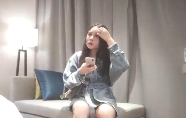 深夜探花约了个长发妹子沙发脱衣扣逼舌吻69互舔猛操呻吟