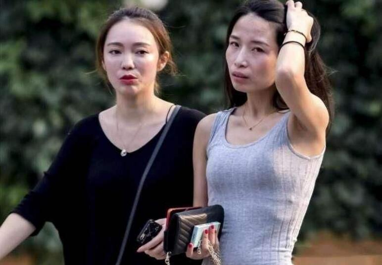 老哥约炮少妇啪啪互舔口交上位骑乘4P开裆肉丝大屁股毛毛浓密猛操呻吟