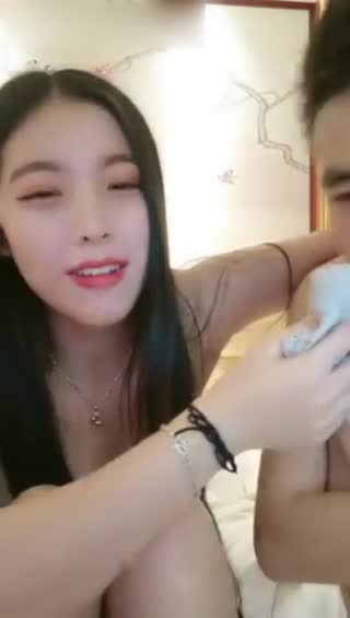 高颜值长发美少妇表演逼逼抽烟 酒店和精瘦炮友激情啪啪上位