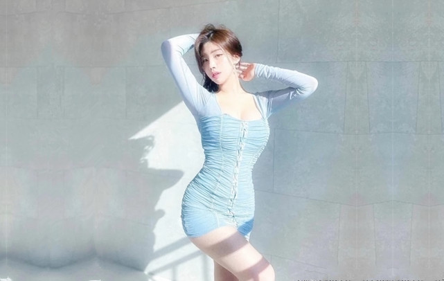 26岁培训机构数学老师午后爱巢内激情如火肤白奶大口交69共享鱼水之欢