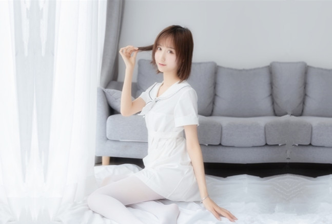 清纯系萝莉兼职学生妹酒店约操扒掉衣服张开双腿揉搓阴蒂跪着翘起屁股小穴清晰可见大屌一下顶入进出爆操水声哗哗