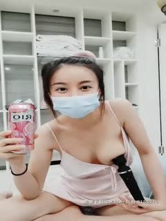 新人试镜无毛粉穴妹子自慰诱惑，大黑牛震动口交拨开内裤特写粉穴