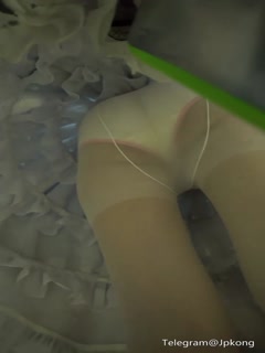 可爱妹子裙底白色丝袜很是诱人