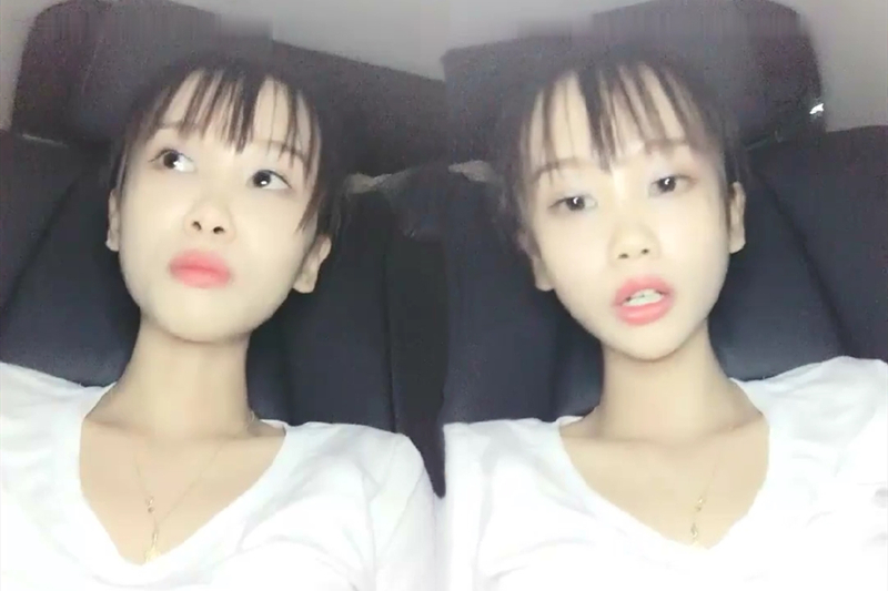 娇小身材萌妹子驾车户外和炮友车震前座舔逼上位骑坐猛操抽插搞得呻吟娇喘非常刺激