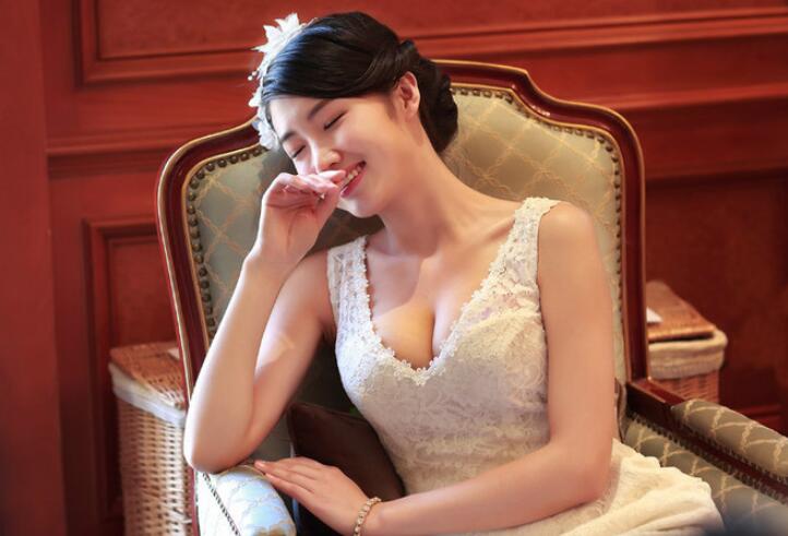 养眼美女前凸後翹的美女連續爆操幹的呻吟大叫