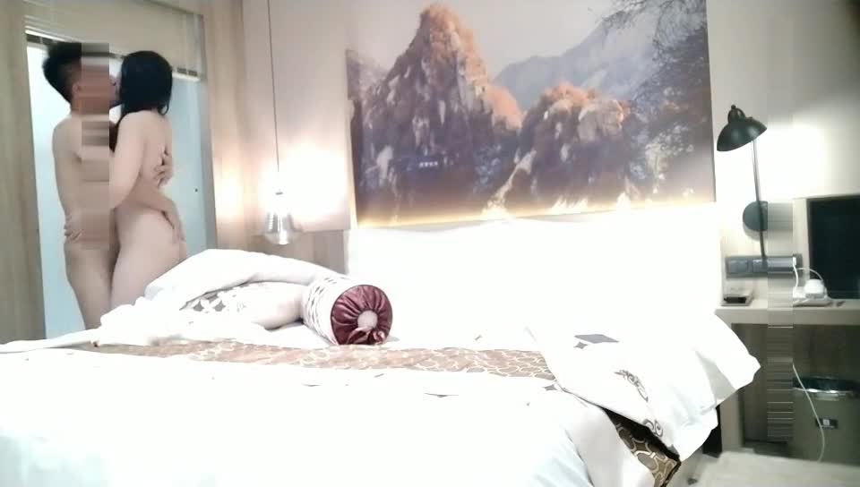 肤白貌美的商务嫩模私下兼职援交酒店高价上门服务被男的扒光衣服抠逼啪啪,不带套不让进,好逼又被拱了,国语!