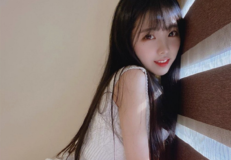 魔都青涩美少女在男友离开时用狗爬式和邻居纹身猛男啪啪做爱无套顶操干出白浆直接内射嫩