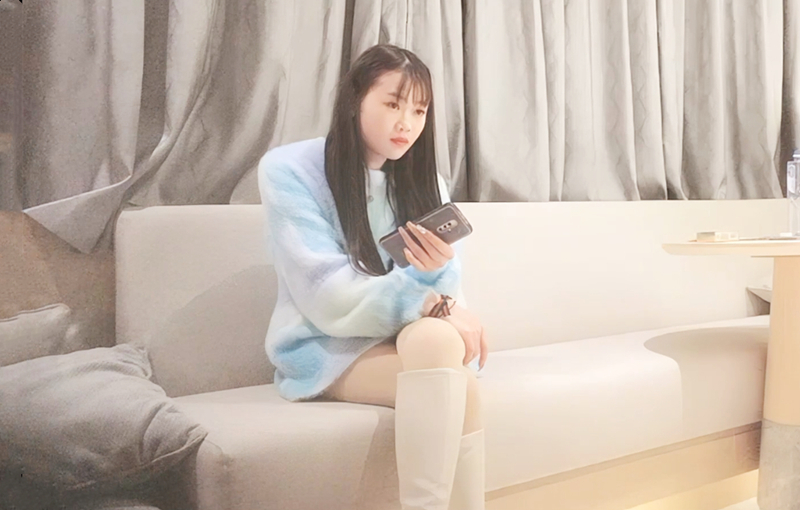 白色高靴萌妹子啪啪近距离拍摄张开双腿抹润滑油猛操