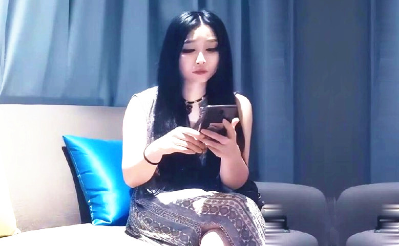 探花约了个高颜值长裙妹子骑乘抱着抽插猛操呻吟诱人