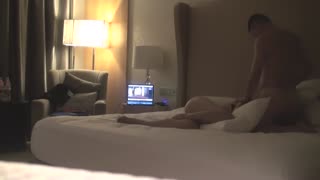 风骚人妻3P~两个壮男用尿尿的地方猛力攻击欲求不满的人妻~