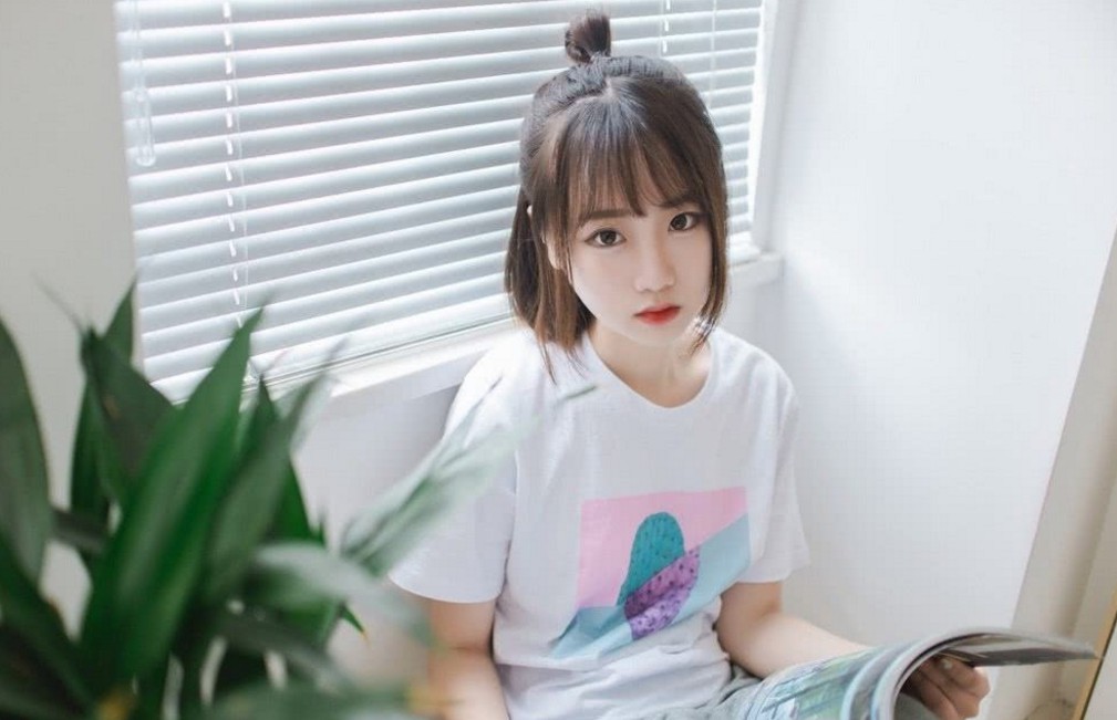 混社会的纹身哥最近和认识了一个刚成年不愿读书的粉嫩妹子啪啪啪