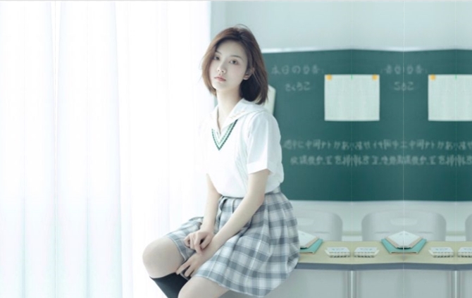 吊带格子裙短发甜美外围小姐姐没穿内衣掏出奶子吸吮躺在身上揉奶扣穴按头插嘴深喉扶着细腰后入猛操