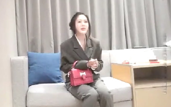 大熊探花TP约了个极品高端外围女带着名牌包包绿茶婊的装扮操起来非常诱感觉