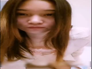 对白精彩淫荡网红美女剧情演绎宾馆电视不会用叫服务员来强行按倒床上勾引拔掉裤子就吃J8硬了就坐上去猛摇