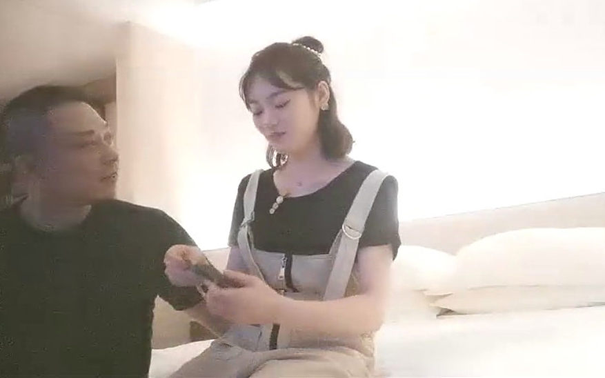 背带裤女神级气质外围美女服务好一点给你加钱摸着奶子舌吻美女很享受先插个嘴扣穴美女来感觉抬腿侧入水声哗哗