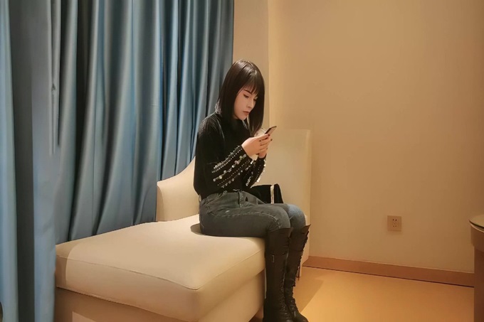 guochan性感高靴牛仔裤妹子，特写口交乳交摸逼穿着靴子抬腿猛操