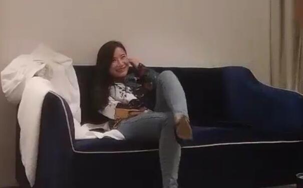 全国探花深夜约了个牛仔裤少妇啪啪沙发调情扣逼抽插抱起来干穿着高跟鞋床边侧入猛操