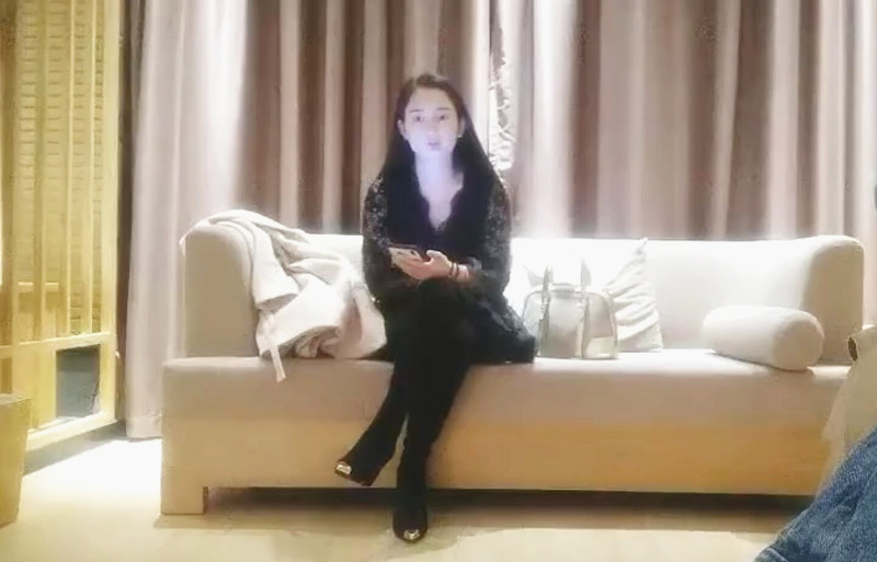 老哥探花約了個長發少婦啪啪沙發上扣逼玩弄床上大力猛操非常誘人