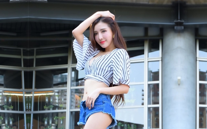 良家少妇扎起马尾辫69姿势互舔翘起双脚舔菊花后入抽插边揉奶子妹纸被操的不要不要