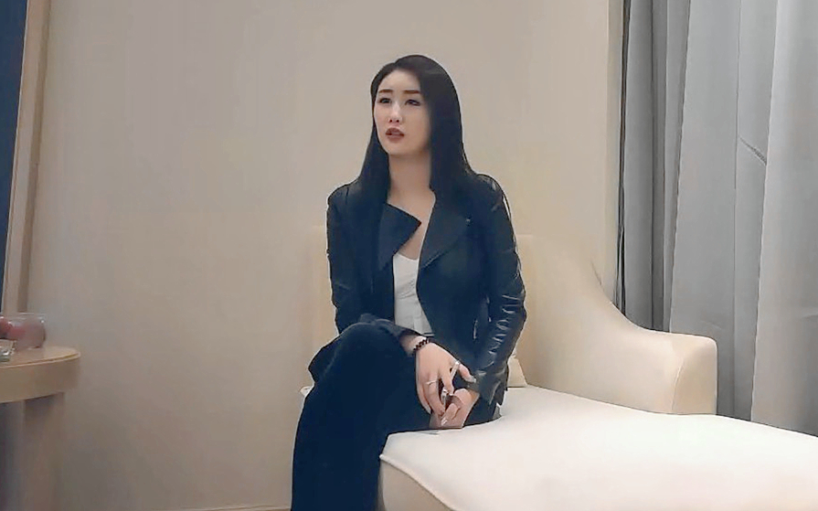 极品颜值黑色皮衣妹子玩制服诱惑换上制服红色包臀裙抽插猛操