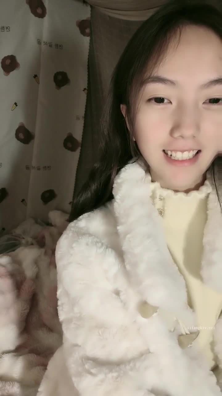 2024年2月，极品清纯女神，【箬箬么】，家中卧室背着爸妈自慰，蚊帐里尽情释放自己，一线太粉嫩肥美的穴2