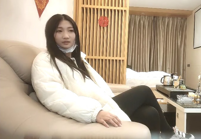 今晚探花外围还不错20来岁兼职嫩妹纤细美腿苗条身材埋头深喉舔屌后入抽插骚逼