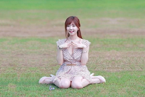 约人妻30岁公司财务小姐姐下午黑裙相会白嫩胴体女上位骚浪淫贱属第一