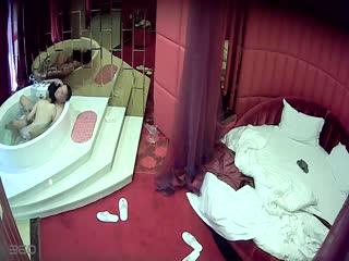 主題賓館猥瑣大叔約啪小情人壹起鴛鴦浴體驗超大浴缸的快感表情銷魂720P高清