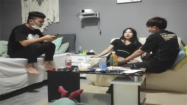 极品网约女神被群P！粉胸翘臀女上位，兄弟围观爆操高潮狂喷