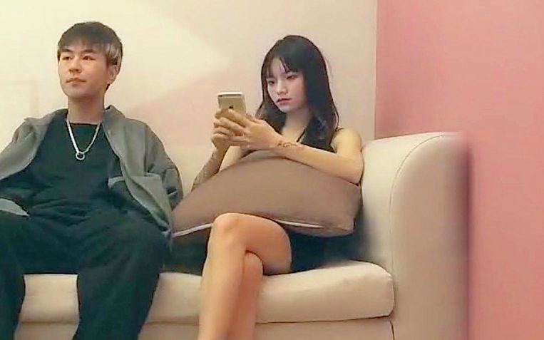 约炮须谨慎小心成网红姐妹探花混乱4P姐妹俩把上门兄弟伺候高潮