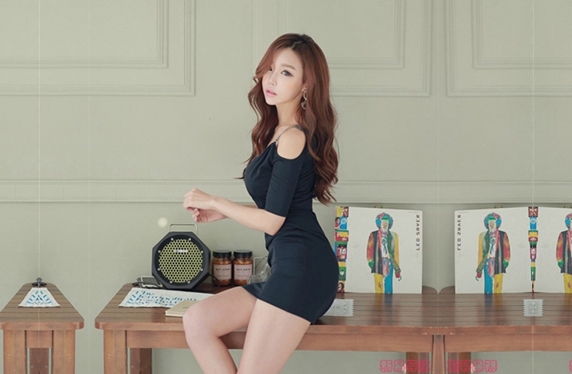 约良家妹子黑裙小姐姐脱下裤子埋头口交张开双腿正入抽插上位骑乘扶着屁股后入猛操