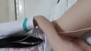 双马尾逼逼无毛萝莉萌妹子道具自慰，跳蛋塞入特写拉扯出白浆震动棒抽插