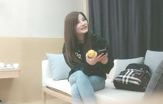 有点骚牛仔裤小少妇超近距离特写口交自摸舔逼调情上位骑乘站立后入打桩猛操