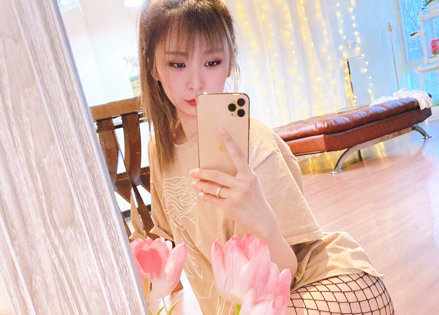 白嫩丰满女友在沙发上看书黑丝肥臀丰满诱人把鸡巴伸到女友面前她一口含住吞吐后入猛肏内射