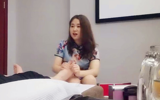 足浴店砸钱勾搭小少妇相约酒店开房腼腆良家不常做金钱面前脱光任君摆布