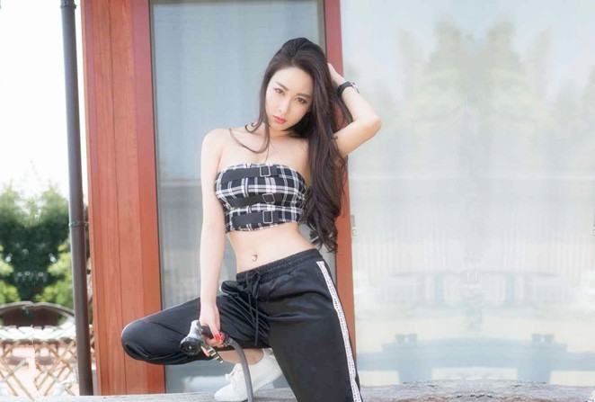 骚女全身SPAQ弹大白美臀精油推屁股金手指扣弄多毛骚穴扶着屁股侧入爆插