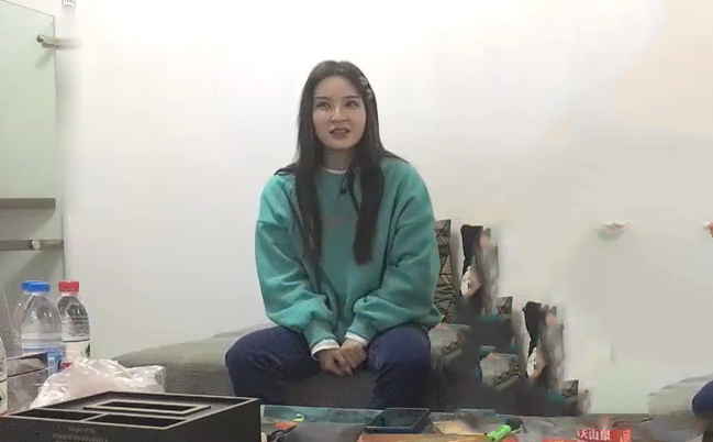 绿衣颜值不错妹子啪啪舌吻摸逼调情在沙发上后入大力抽插猛操