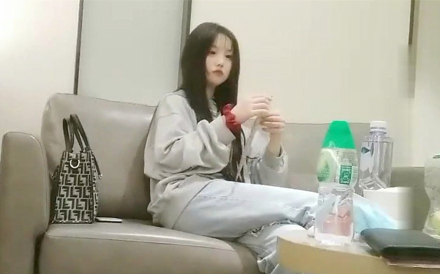 牛仔裤萌妹子穿上白色网袜近距离拍摄