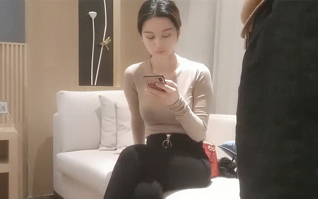 气质少妇美甲店老板娘极品尤物蜂腰翘臀