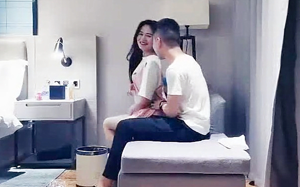 甜美小姐姐先来个舌吻美女有点羞涩扒掉内裤摸穴