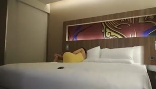 名侦探太浪国外探花性感高颜值吊带黄裙妹子啪啪，舔奶口交调情抬腿侧入上位骑坐大力猛操