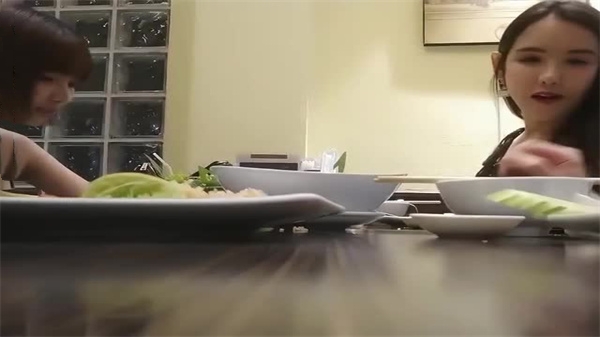 双飞名场面 先吃自助餐再狂操两骚货