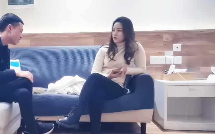 白色外套妹子肉肉身材吸奶摸逼调情掰穴舔逼上位快速抽插猛操