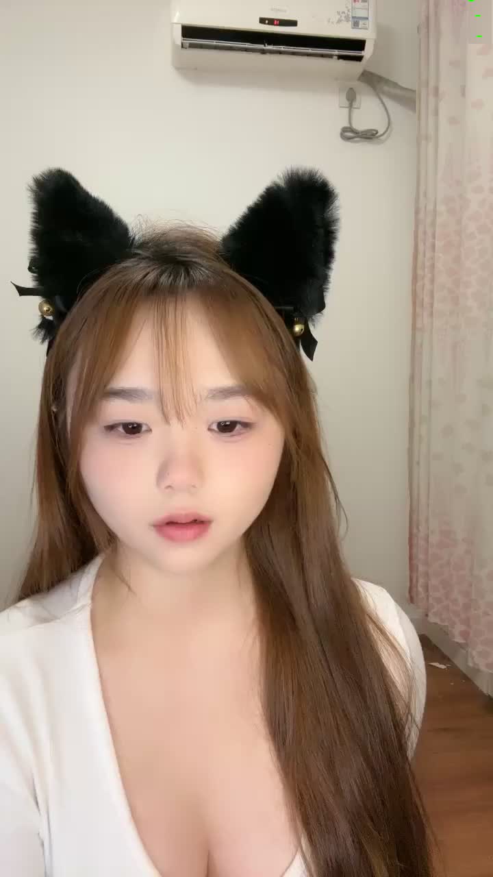 情趣耳朵！肉嘟嘟颜值萌妹！新人近期下海，白嫩奶子粉穴，站在椅子翘起肥臀，掰穴近距离特写，极度诱惑