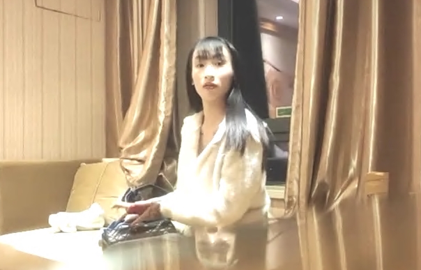 大圈高端90多斤花臂妹子性格超好抽根烟继续第二炮抬起双腿持续输出